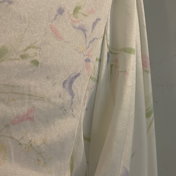 Beautiful off white silky style long robe floral print - Picture 7 of 8